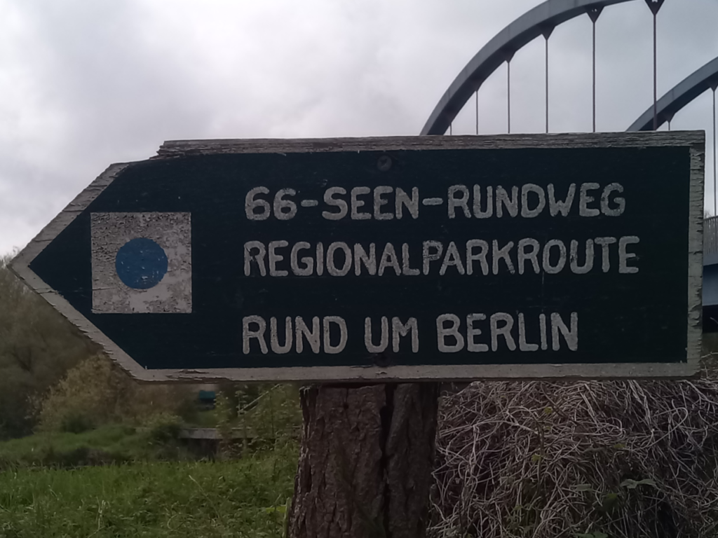 Schild "66-Seen-Rundweg"